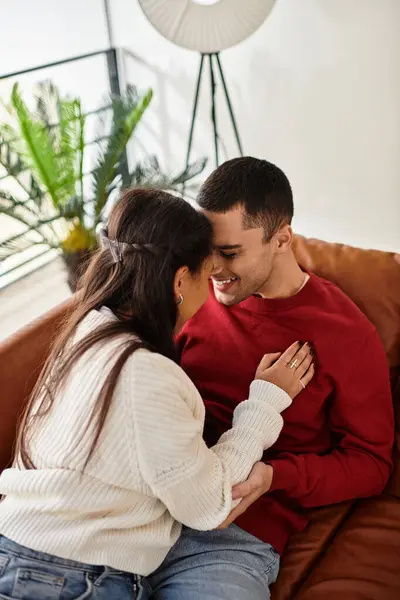 Un couple profite de moments de qualité ensemble dans des vêtements d'hiver élégants, embrassant chaleur et amour. — Photo de stock