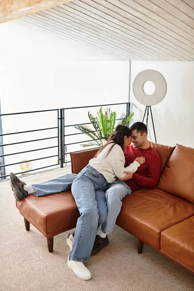 Un couple amoureux profite de moments tendres ensemble dans leur appartement élégant pendant l'hiver. — Photo de stock