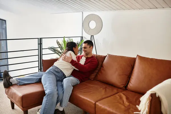 Couple profite d'un moment chaleureux et ludique ensemble dans leur loft d'hiver accueillant rempli de style. — Photo de stock