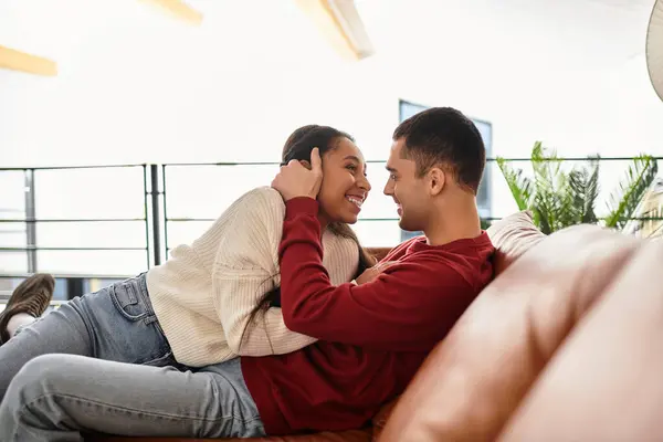 Un couple profite d'un moment chaleureux et intime ensemble dans leur loft élégant pendant l'hiver. — Photo de stock