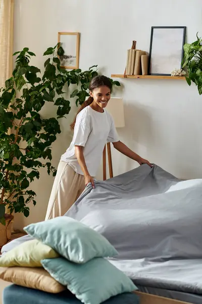 Ambiente brillante y alegre como una mujer joven organiza su elegante espacio de vida. - foto de stock