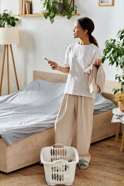 In a stylish apartment, a young woman tackles her cleaning tasks with a cheerful demeanor. — Stockfoto