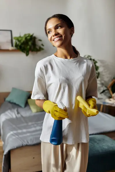 Uma jovem limpa alegremente seu apartamento moderno, destacando sua rotina diária. — Fotografia de Stock