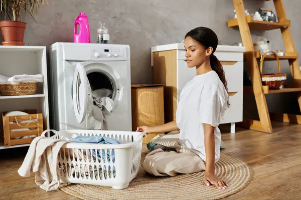 In einer stilvollen Wohnung organisiert eine junge Frau ihre Wäsche, während sie zu Hause für Ordnung sorgt. — Stockfoto
