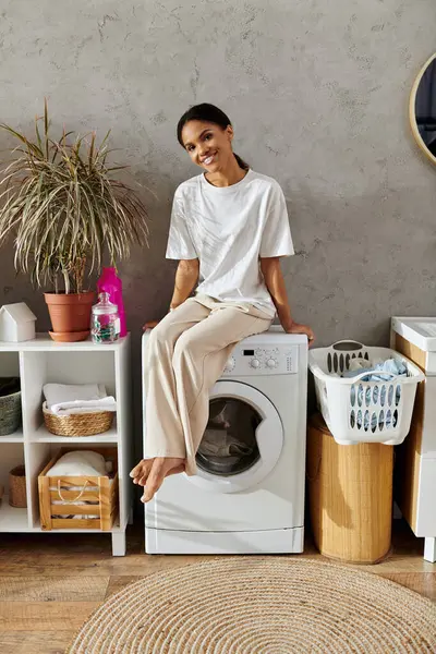 Bright and cheerful young woman takes a break from her daily cleaning tasks in her modern home. — Photo de stock