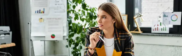 Mulher atraente em um blazer quadriculado discutindo ativamente ideias em um espaço de trabalho moderno, banner — Fotografia de Stock