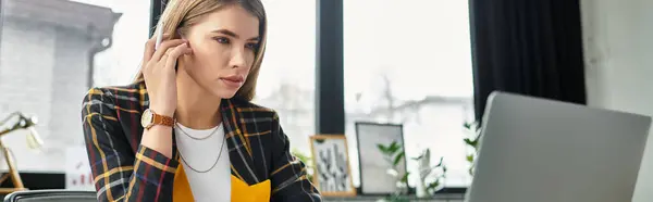 Молода бізнес-леді в картатому блістері займається цілеспрямованою роботою, банер — стокове фото