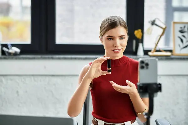 Mujer joven comparte sus productos de belleza favoritos mientras se transmite en vivo en su teléfono inteligente - foto de stock