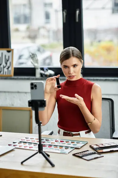 Jeune femme flux en direct tout en mettant en valeur ses produits de beauté préférés avec enthousiasme. — Photo de stock