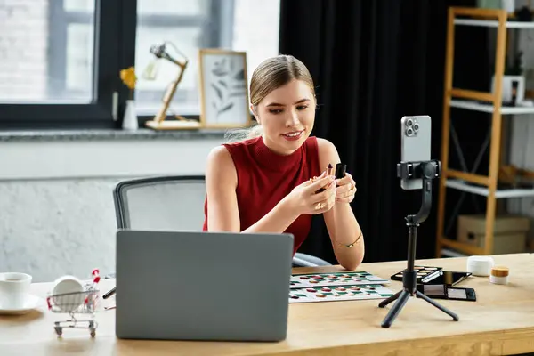 A millennial woman showcases her favorite beauty products while engaging with her audience online. — Stock Photo