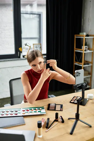 Young influencer showcases makeup techniques and beauty products while engaging with her audience. — Stock Photo