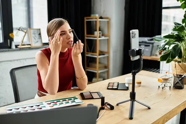 A stylish freelancer showcases beauty products while engaging viewers in her chic studio. — Stock Photo