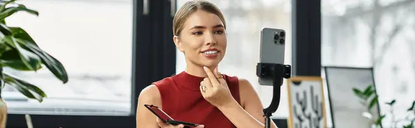 Influenceur attrayant démontre sa routine beauté tout en interagissant avec les abonnés en ligne, bannière — Photo de stock