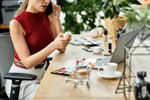 Jeune influenceuse met en valeur ses produits de beauté tout en ayant un appel téléphonique — Photo de stock