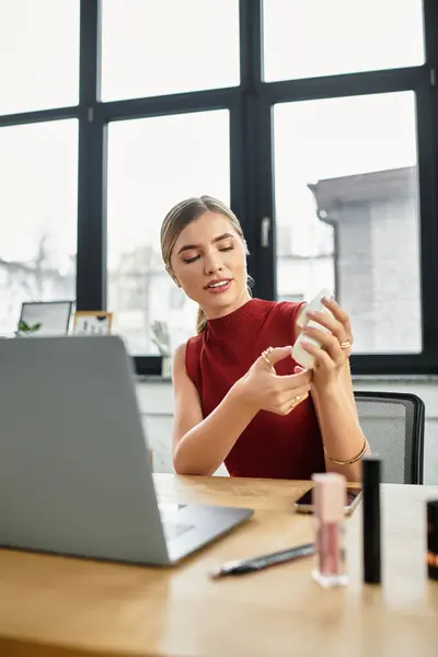 Young influencer muestra sus productos de belleza favoritos mientras se conecta con su audiencia. - foto de stock