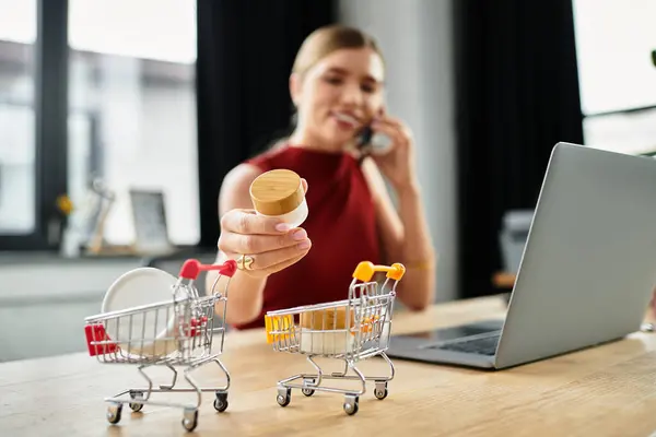 Jovem atraente promovendo produtos de beleza a partir de seu espaço de trabalho de escritório em casa. — Fotografia de Stock