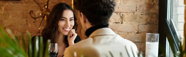 Una giovane coppia si gode una cena romantica in un accogliente ristorante a San Valentino, striscione — Foto stock