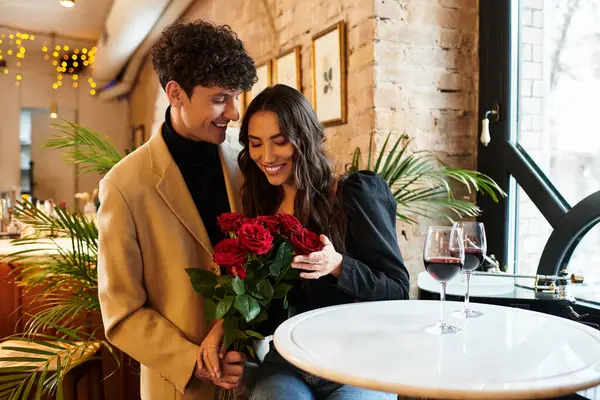 Un jeune couple profite d'une soirée romantique sous des lumières tamisées et un décor intime. — Photo de stock