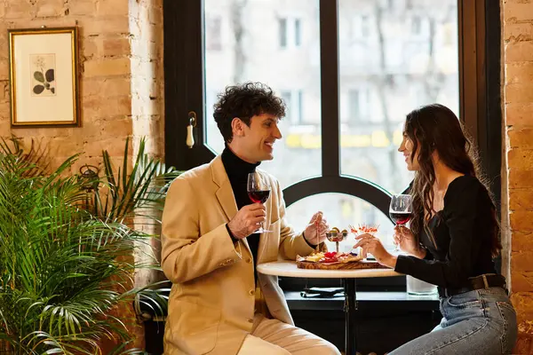 A couple celebrates their love with a romantic dinner in a charming setting on Valentines Day. — Stock Photo