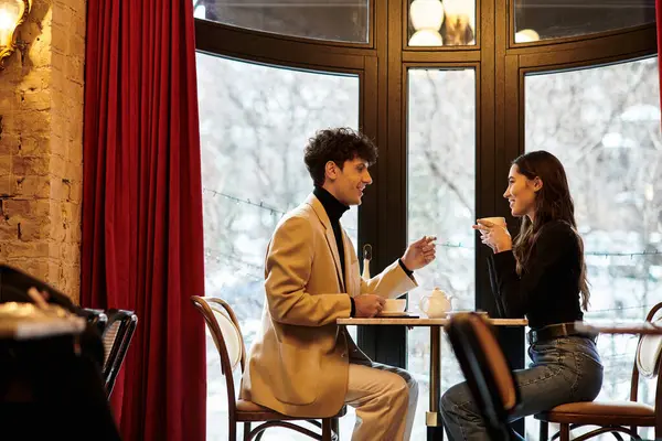 A beautiful couple shares laughter and joy while enjoying a delightful dinner at a cozy restaurant. — Stock Photo