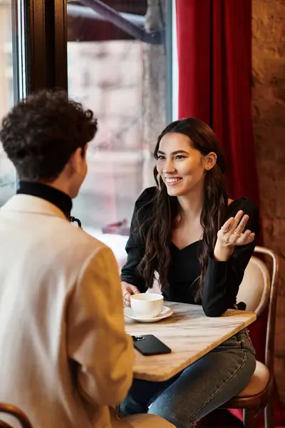 Una giovane coppia condivide sorrisi e amore mentre si gode la cena di San Valentino insieme. — Foto stock