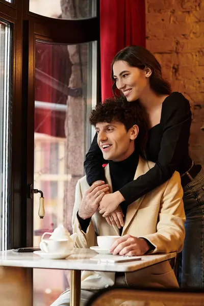 A young couple is celebrating their love on Valentines Day in a charming restaurant setting. — Stock Photo