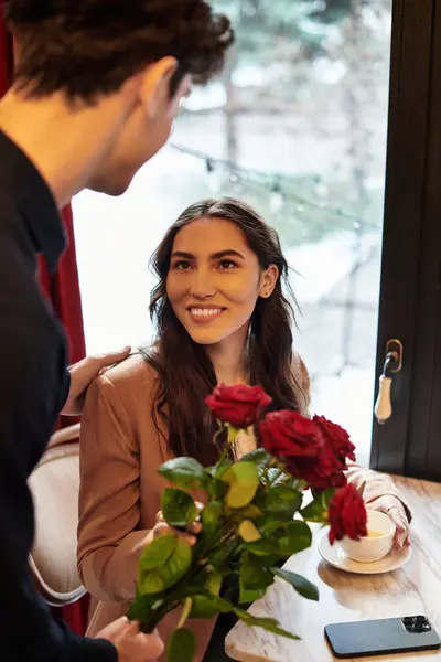A beautiful couple enjoys a heartfelt celebration on Valentines day, exchanging smiles and roses. — Stock Photo