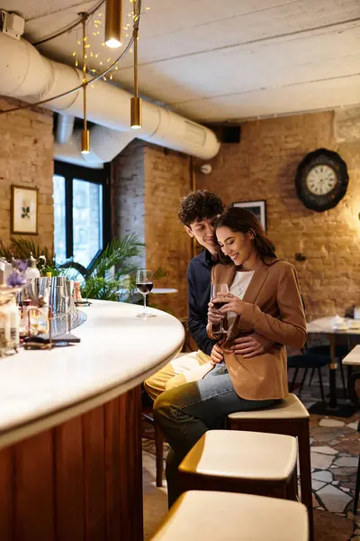 A lovely young couple enjoys an intimate celebration at a restaurant on Valentines Day. — Stock Photo