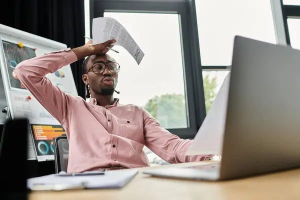 Multitareas nómadas digitales afroamericanas jóvenes en un espacio de trabajo moderno. - foto de stock