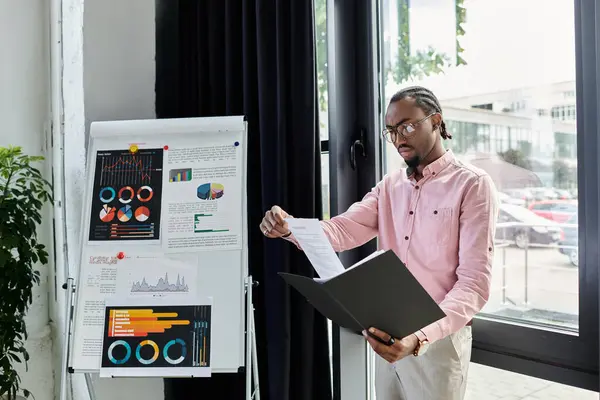 Skilled digital nomad shares insights during a presentation in a creative office environment. — Stock Photo