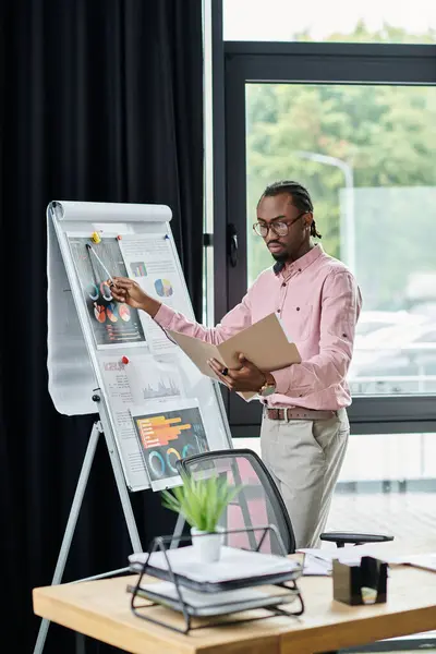 Young man shares insights on a board while working remotely in an urban setting. — Stock Photo
