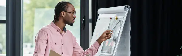 Engaging session as a young man shares innovative concepts in a bright, modern workspace. — Stock Photo
