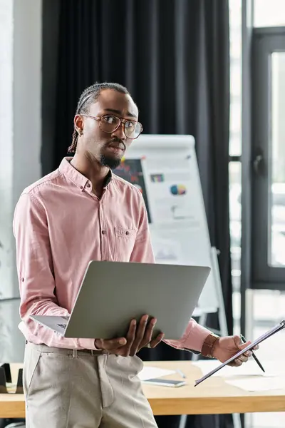 Confident digital nomad engages in remote work while showcasing his creative insights. — Stock Photo