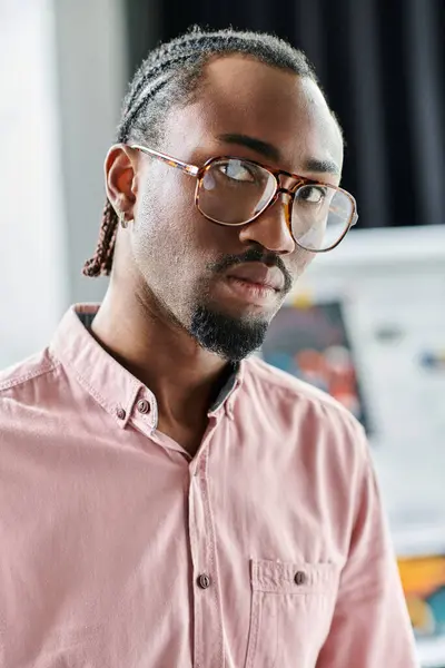 Confident young man engages in remote work while showcasing his stylish look and focused demeanor. — Stock Photo