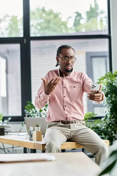 Nômade digital participando ativamente de uma discussão virtual enquanto sentado em uma mesa elegante. — Fotografia de Stock