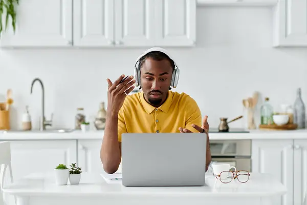 Impegnato in un incontro virtuale, un giovane in una cucina accogliente condivide idee e intuizioni.. — Stock Photo
