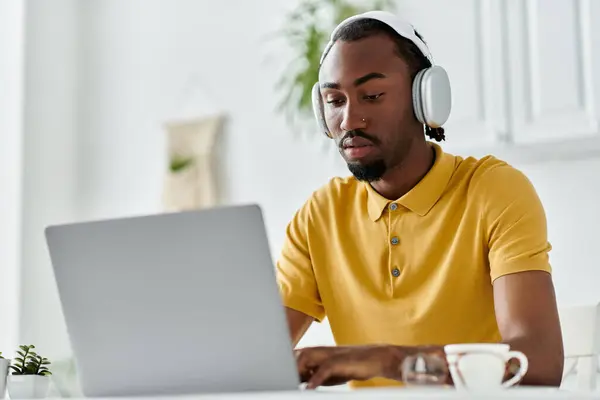 Digital nomad engages in remote work while listening to music in a serene setting. — Stock Photo