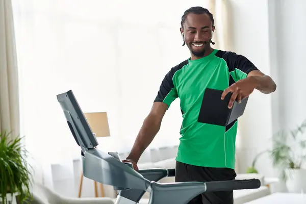 Impegnarsi nel fitness, un nomade digitale bilancia esercizio e lavoro a distanza con un sorriso. — Foto stock