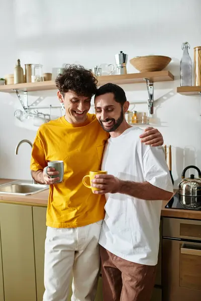 Pareja comparte la risa y el calor en una cocina contemporánea llena de amor. - foto de stock