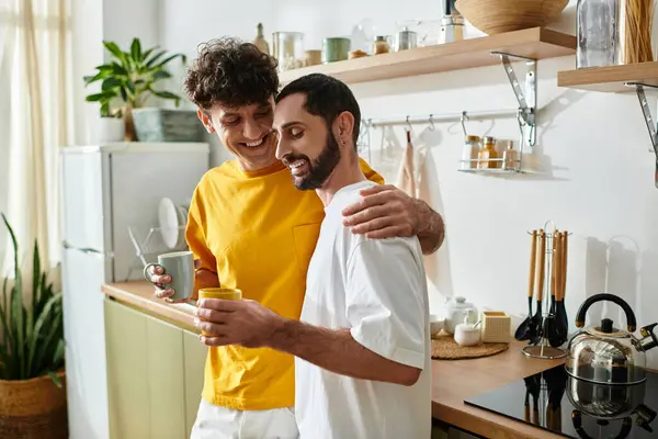 Два чоловіки діляться теплим моментом разом у своїй стильній квартирі, святкуючи любов і життя. — стокове фото