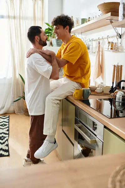 Décontracté week-end vibes remplir l'air que ce couple gay bénéficie de l'autre compagnie à la maison. — Photo de stock