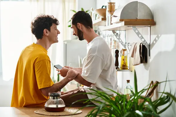 Dois homens compartilham risos e carinho em sua casa acolhedora e elegante juntos. — Fotografia de Stock