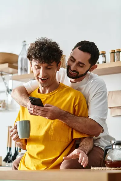 Deux hommes partagent un moment de tendresse dans leur appartement élégant, profitant de l'autre compagnie. — Photo de stock