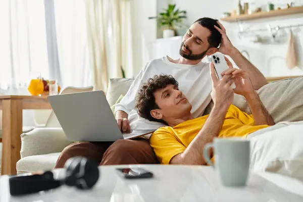 Two men relax and enjoy each others company in their stylish home setting. — Stock Photo