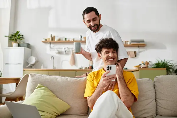Dois homens compartilham risos e carinho enquanto desfrutam da companhia uns dos outros em sua casa elegante. — Fotografia de Stock