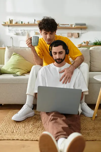Two men enjoy each others company at home, immersed in a peaceful moment together. — Stock Photo
