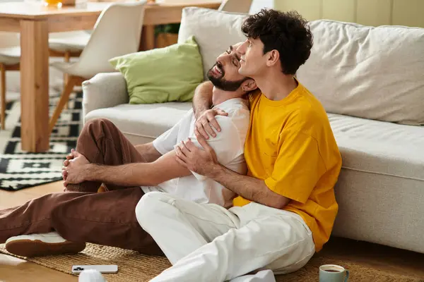 Loving couple enjoying each other's company in their stylish home, creating cherished memories. — Stock Photo