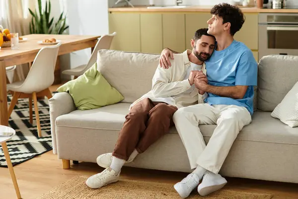 Due uomini condividono un tenero abbraccio mentre si godono la compagnia a casa. — Foto stock