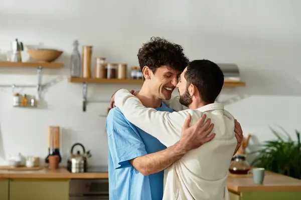 Deux hommes embrassent joyeusement, partageant l'amour et le rire dans leur cadre élégant appartement. — Photo de stock