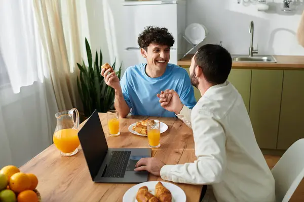A couple enjoys a delightful breakfast together in their stylish apartment. — Stock Photo